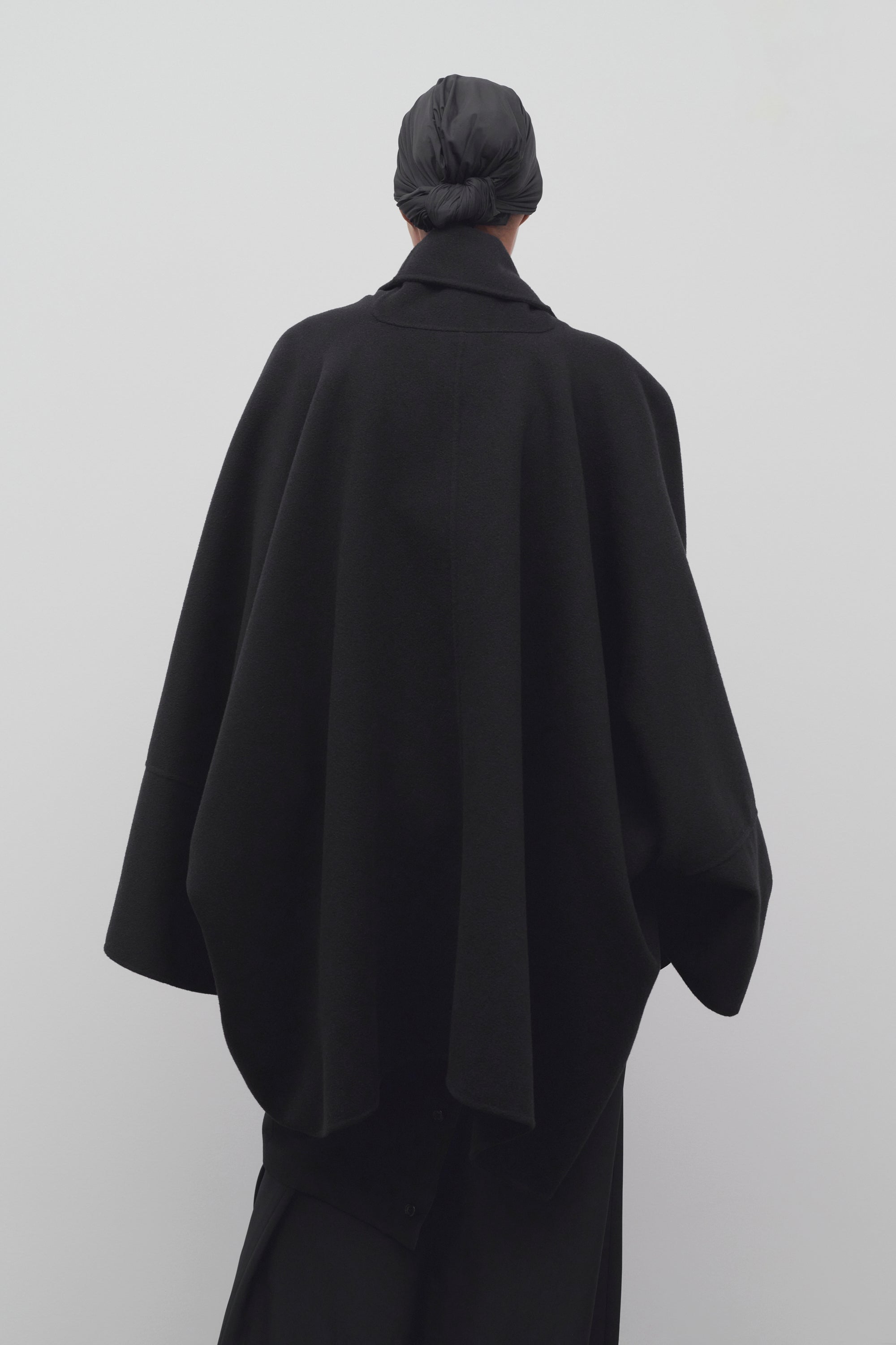 Mavis Coat Black in Cashmere – The Row